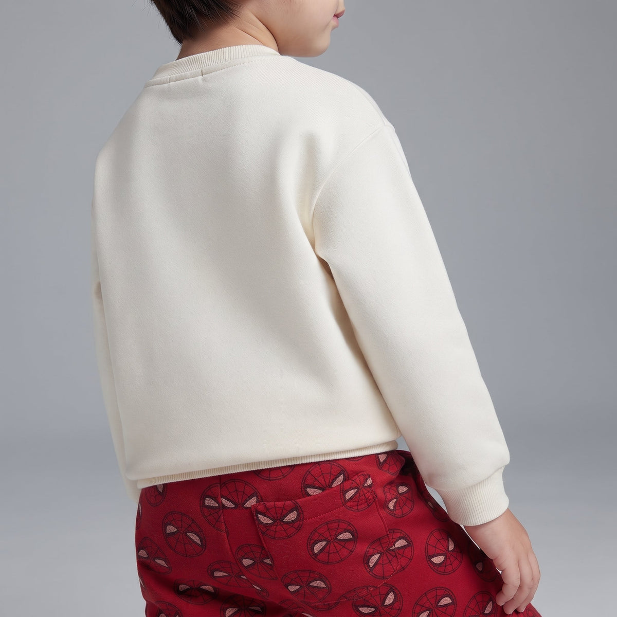 Conjunto EmpiBy de dos piezas para niño con sudadera beige lisa y pantalón jogger rojo estampado de Spider-Man
