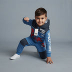 Niño posando con sudadera EmpiBy de Spider-Man en azul y rojo con cremallera y estampado del superhéroe Marvel