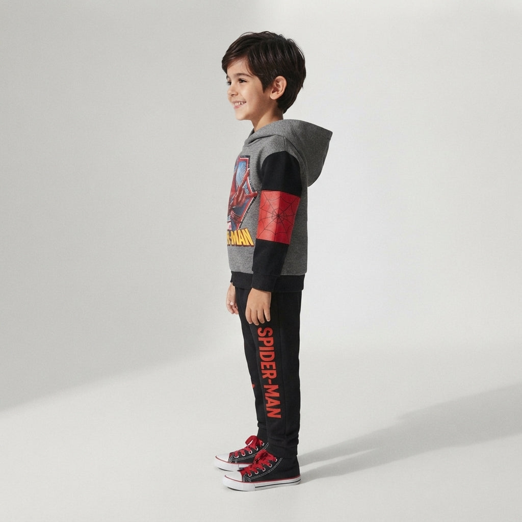 Niño vistiendo conjunto de sudadera y pantalón EmpiBy con diseño de Spider-Man en colores gris, rojo y negro