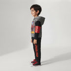 Niño vistiendo conjunto de sudadera y pantalón EmpiBy con diseño de Spider-Man en colores gris, rojo y negro