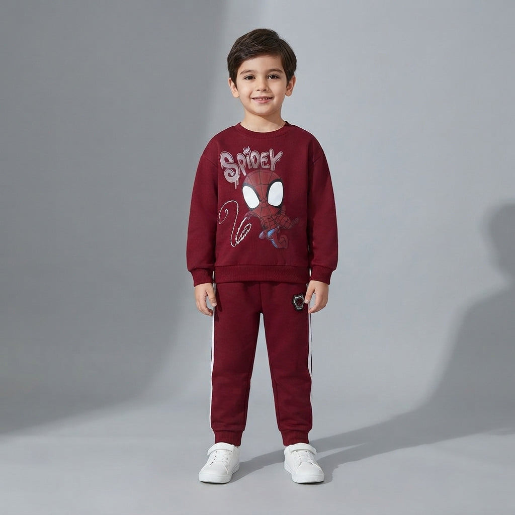 Niño vistiendo conjunto EmpiBy de sudadera y pantalón color burdeos con estampado de Spidey estilo urbano