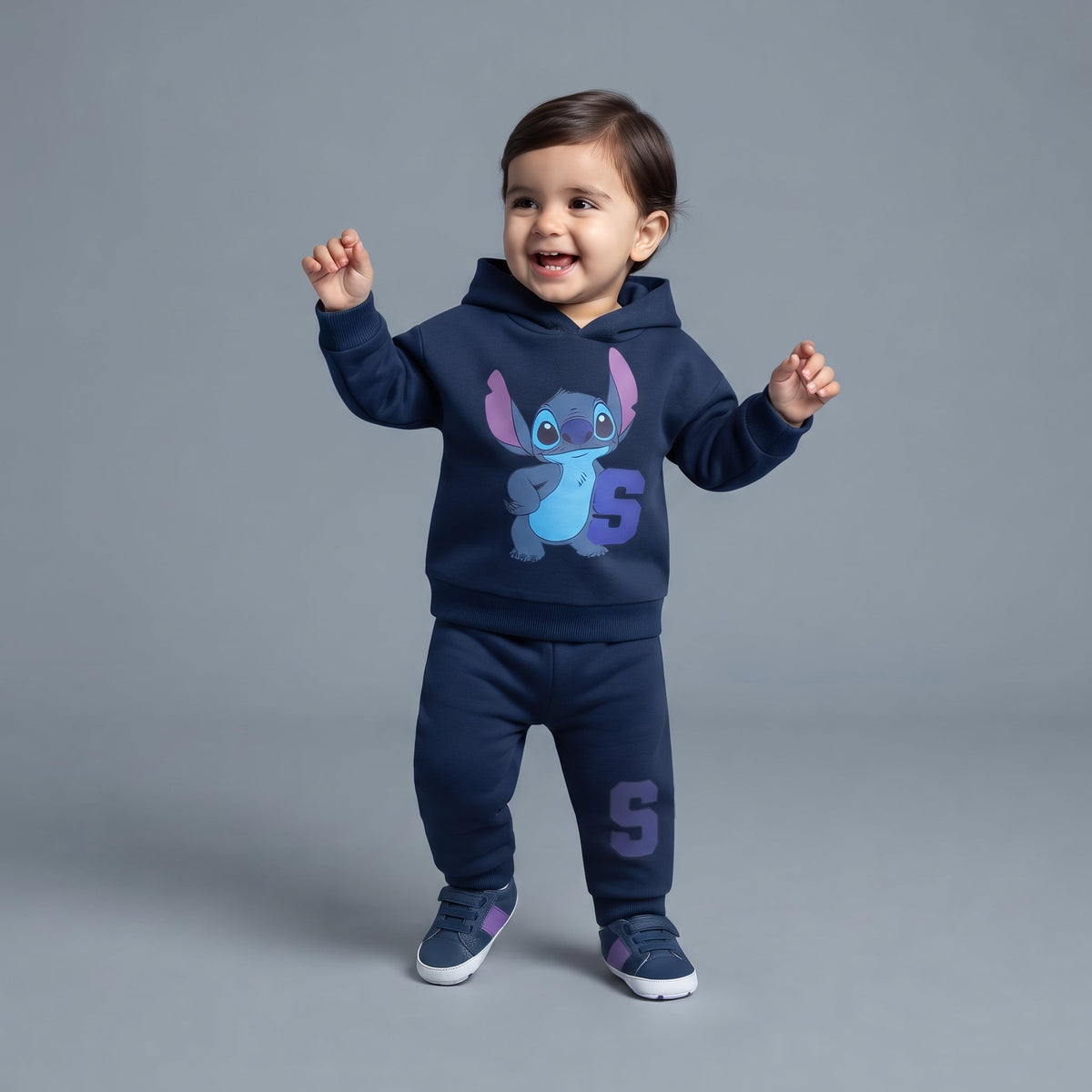Niño feliz vistiendo conjunto EmpiBy de sudadera azul con capucha de Stitch y pantalón jogger a juego
