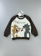 Sudadera EmpiBy de Tom y Jerry con mangas raglán café oscuro y torso crema, estampado frontal de personajes