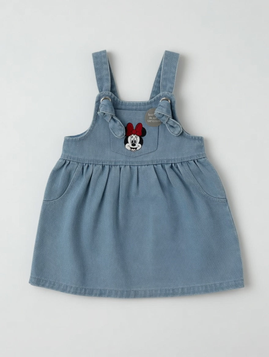 Vestido overol de mezclilla EmpiBy con bordado de Minnie Mouse y lazos en los tirantes para niña
