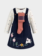 Conjunto EmpiBy de vestido peto azul marino en pana con bordados de animales y camiseta floral con leotardos rosas