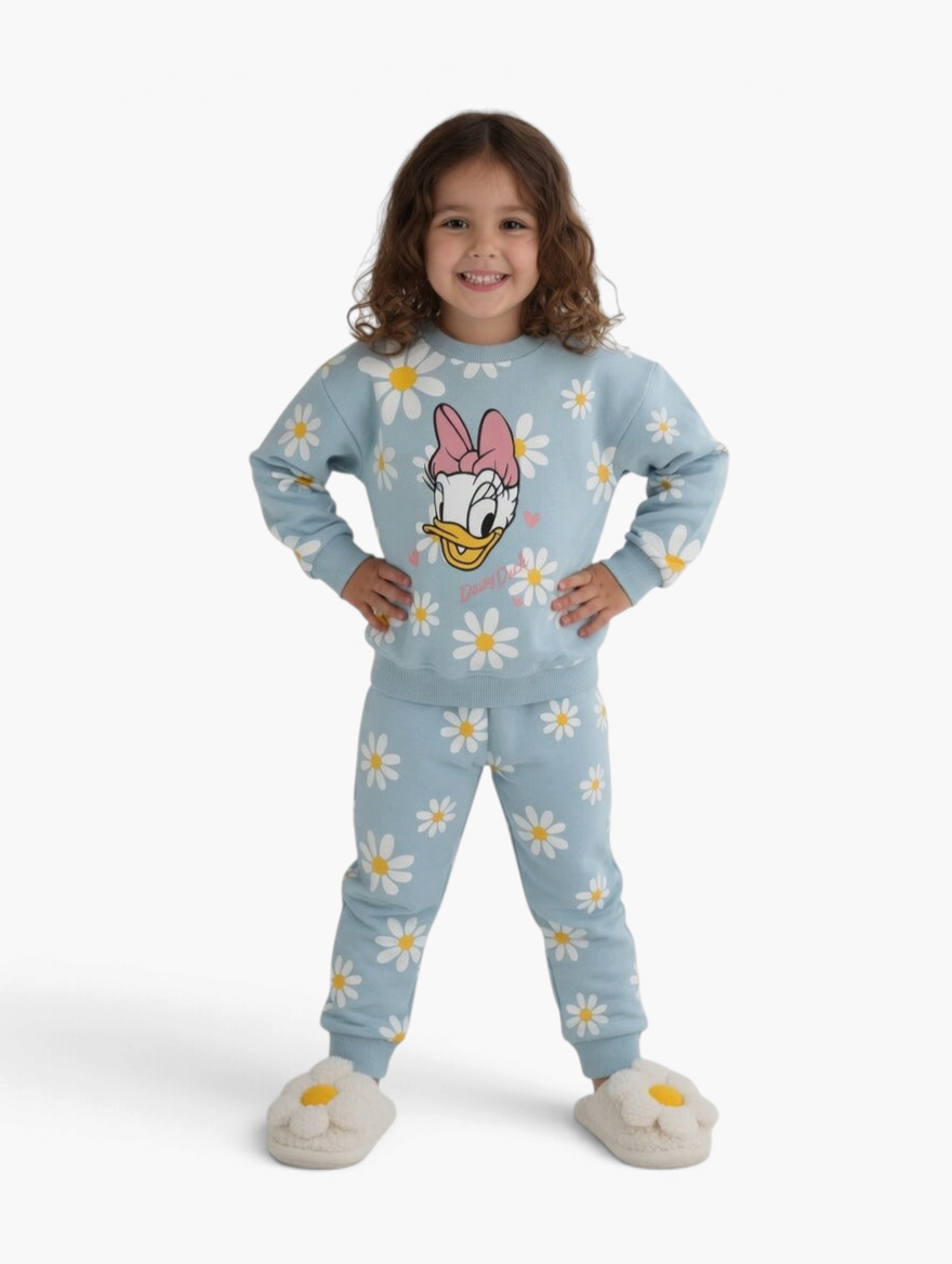 Niña sonriente vistiendo conjunto EmpiBy de sudadera y pantalón azul claro con estampado floral de Daisy Duck
