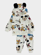 Conjunto EmpiBy de sudadera y pantalón blanco con estampado de Mickey & Friends y capucha 3D con orejas de Mickey