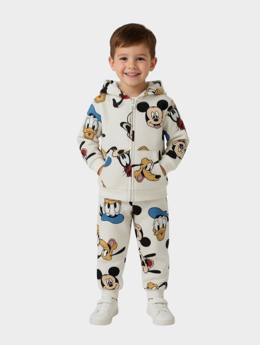 Niño sonriente vistiendo conjunto EmpiBy de sudadera con capucha 3D y pantalón estampado de Mickey & Friends